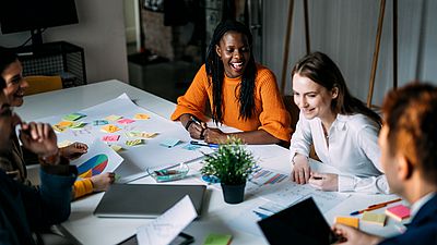 Internationale Gründer sitzen zusammen und arbeiten
