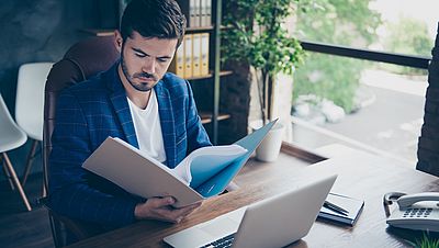 Unternehmer sucht Informationen zur Anerkennung, um neue Fachkräfte zu rekrutieren