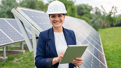 Internationale Ingenieurin bei der Arbeit