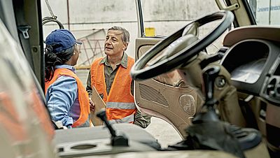 Internationale Berufskraftfahrer bei der Arbeit 