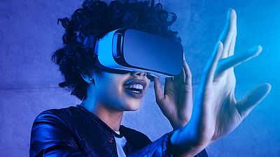eine Frau mit Virtual-Reality-Brille